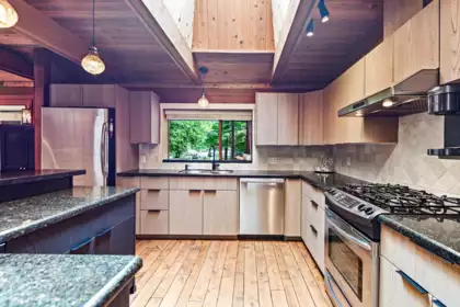Kitchen Island Photo of 22567 127 Avenue, Maple Ridge, BC