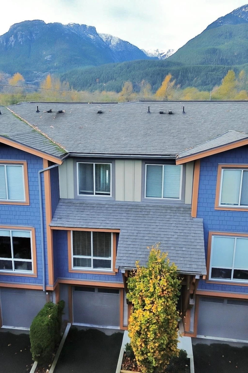 Kitchen Island Photo of 5 40653 Tantalus Road, Squamish, BC