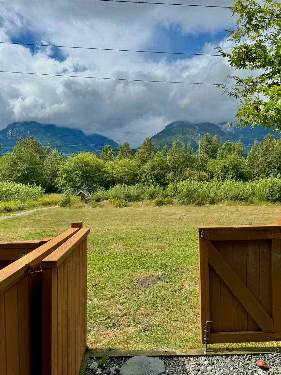 Living Room Photo of 5 40653 Tantalus Road, Squamish, BC