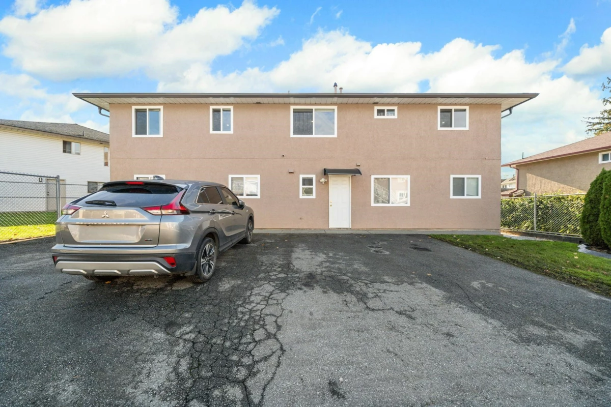 Living Room Photo of 8782 143a Street, Surrey, BC