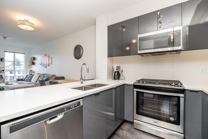 Kitchen Photo of 401 15137 33 Avenue, Surrey, BC