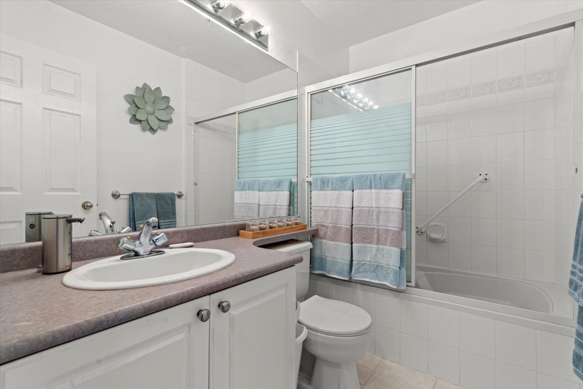 Entry Foyer Photo of 405 45745 Princess Avenue, Chilliwack, BC