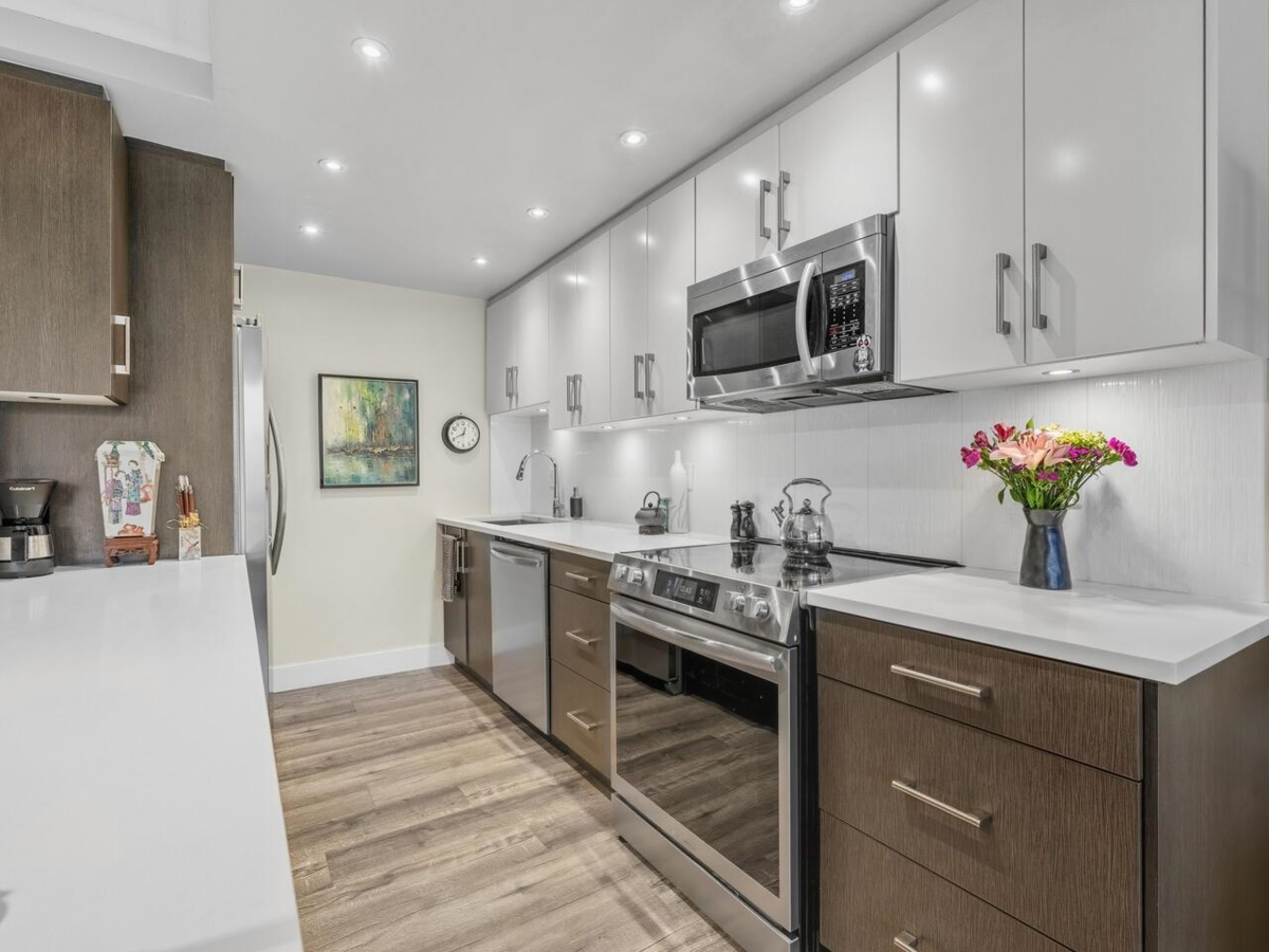 Breakfast Nook Photo of 521 666 Leg In Boot Square, Vancouver, BC