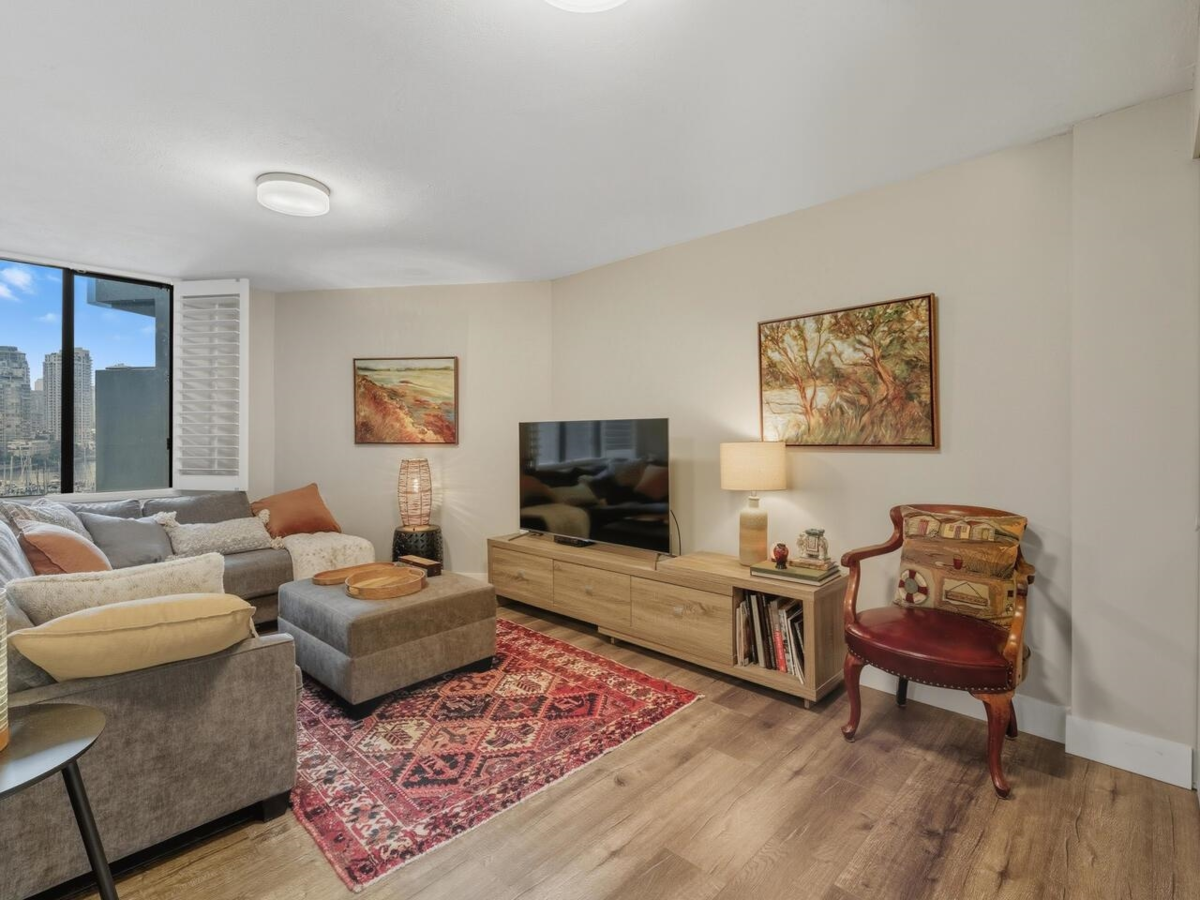 Dining Area Photo of 521 666 Leg In Boot Square, Vancouver, BC