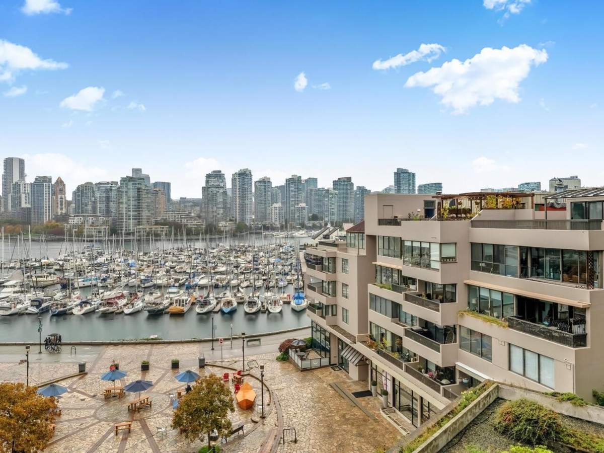 Entry Foyer Photo of 521 666 Leg In Boot Square, Vancouver, BC