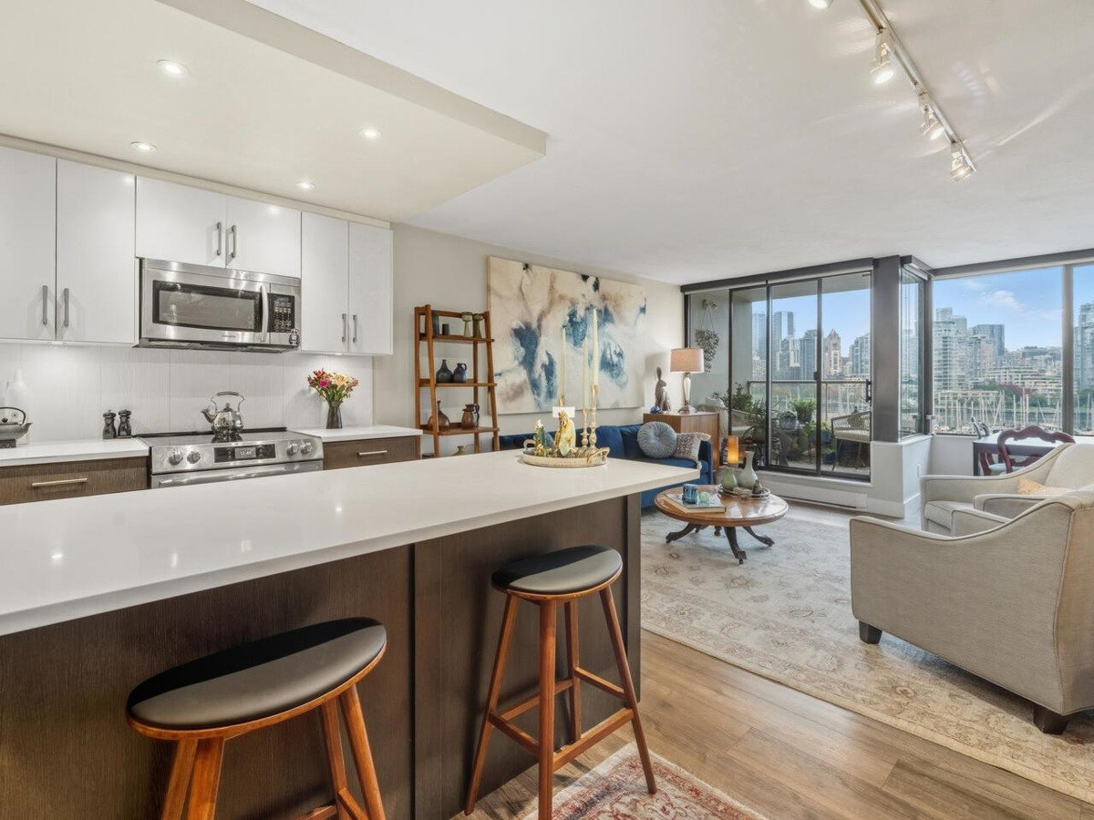 Exterior Front Photo of 521 666 Leg In Boot Square, Vancouver, BC