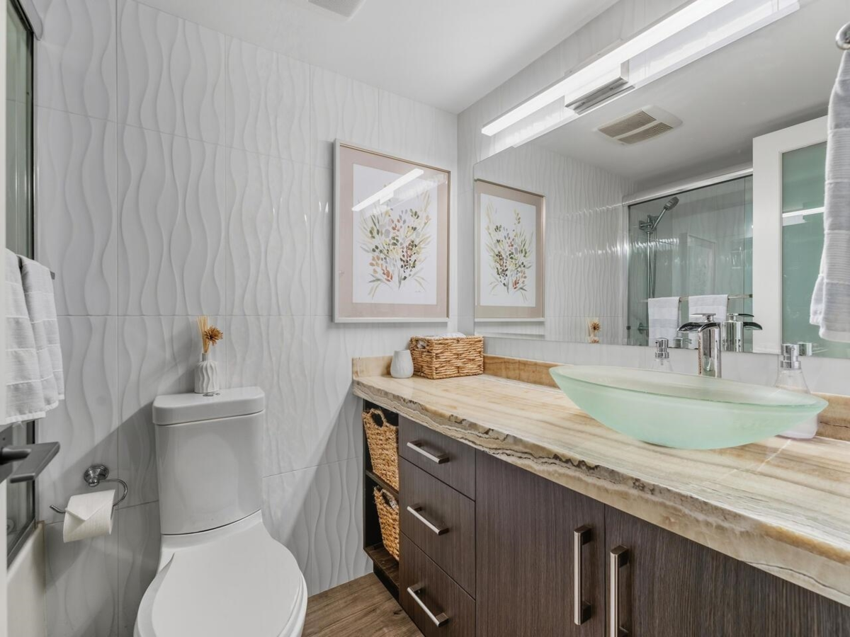 Front Yard Photo of 521 666 Leg In Boot Square, Vancouver, BC