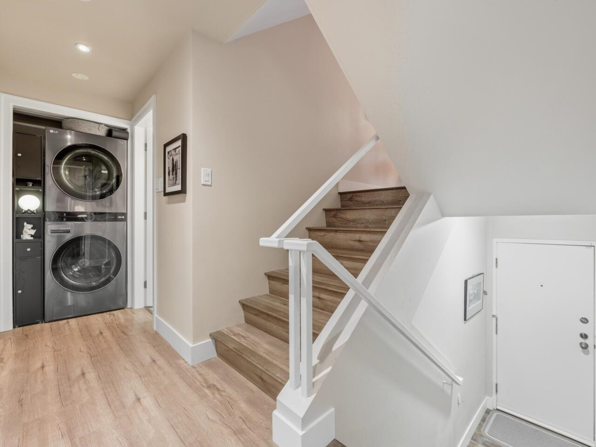 Garden / Landscaping Photo of 521 666 Leg In Boot Square, Vancouver, BC