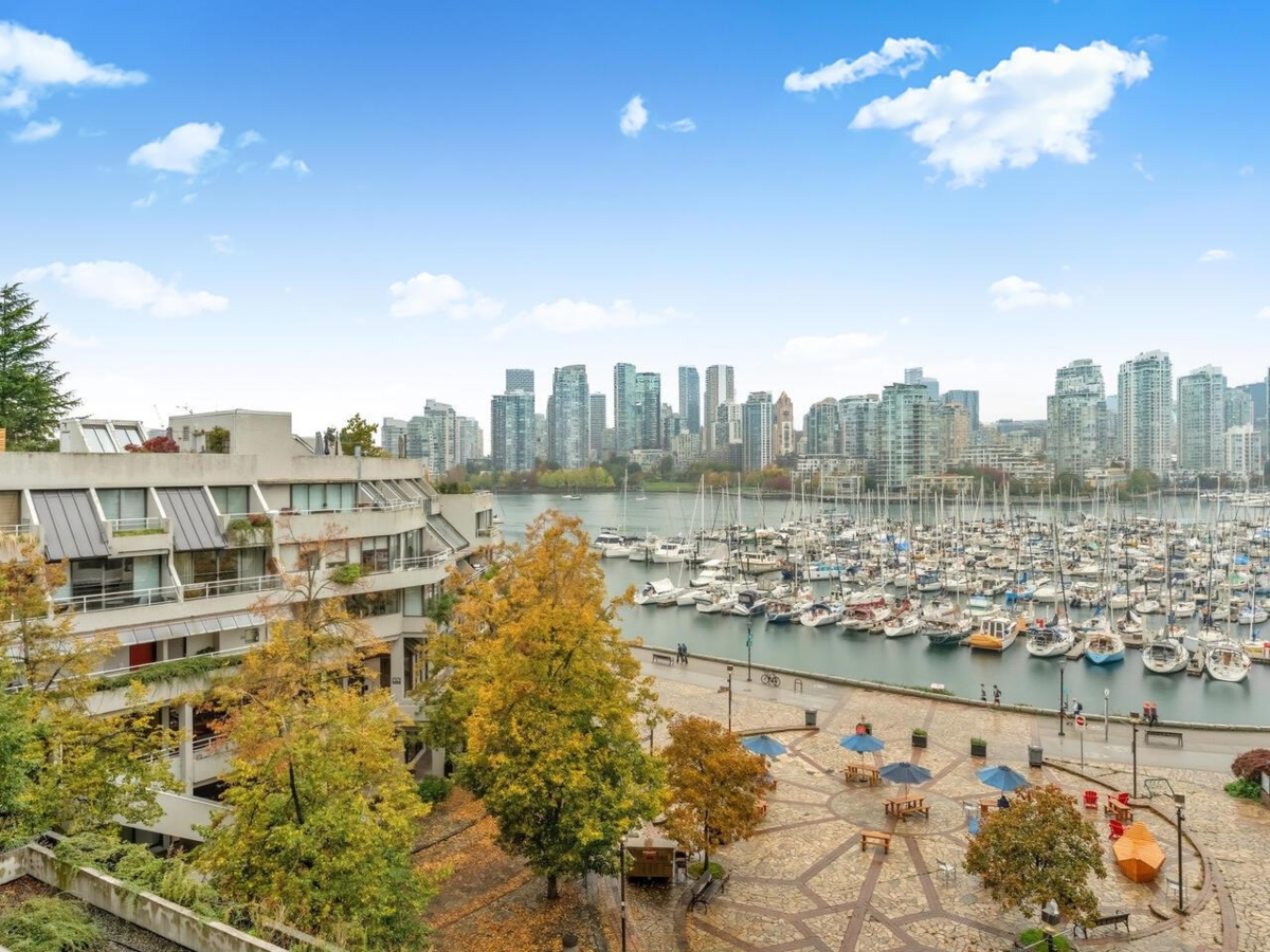 Laundry Room Photo of 521 666 Leg In Boot Square, Vancouver, BC
