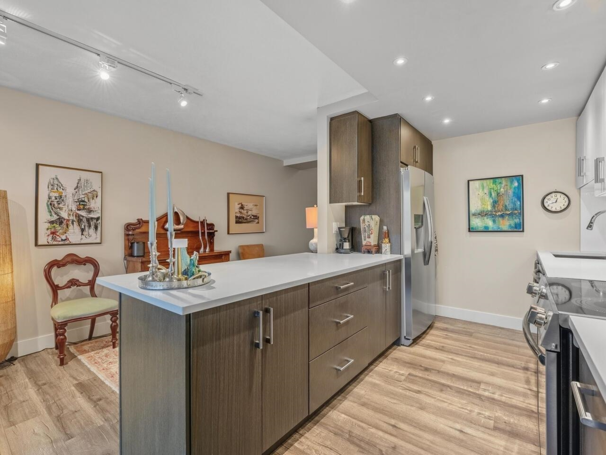 Walk-In Closet Photo of 521 666 Leg In Boot Square, Vancouver, BC