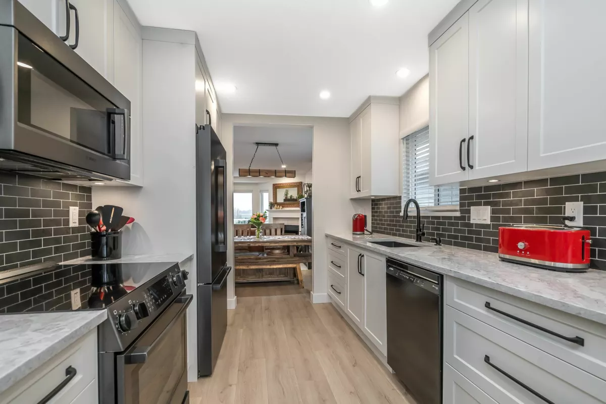 Kitchen Photo of 98 1973 Winfield Drive, Abbotsford, BC