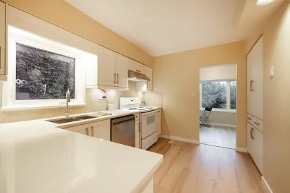 Kitchen Photo of 111 Bonnymuir Drive, West Vancouver, BC