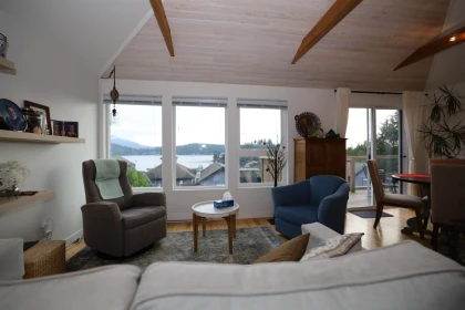 Kitchen Island Photo of 512 S Fletcher Road, Gibsons, BC