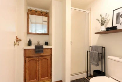 Guest Bathroom Photo of 18382 56b Avenue, Surrey, BC