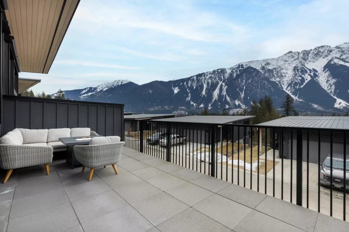 Breakfast Nook Photo of 44 4000 Sunstone Way, Pemberton, BC