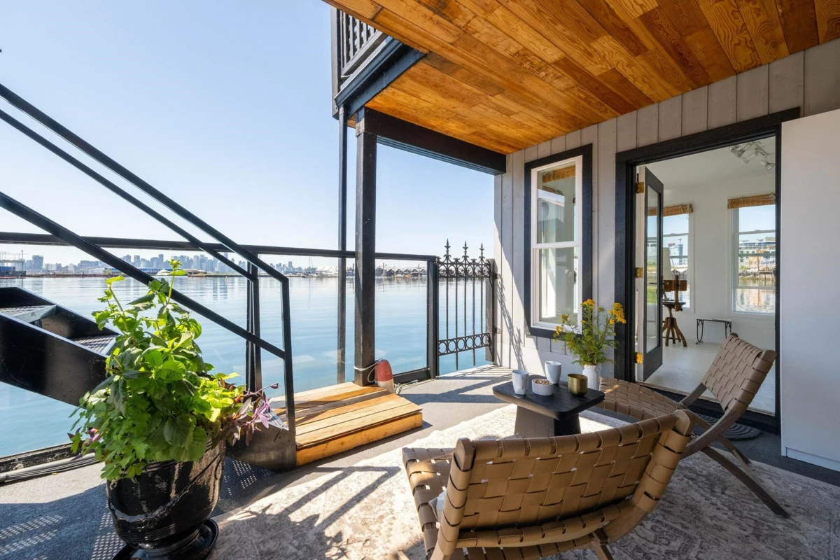 Backyard Photo of A27 415 W Esplanade Avenue, North Vancouver, BC