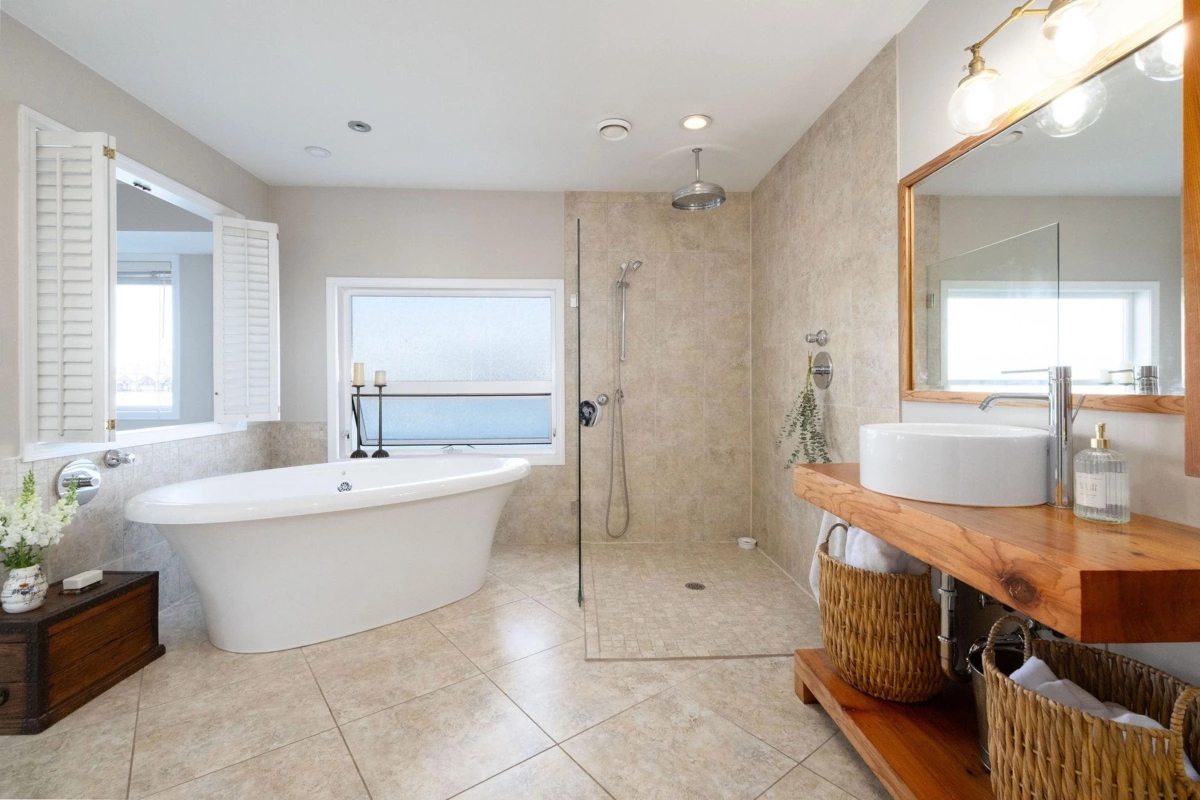 Dining Area Photo of A27 415 W Esplanade Avenue, North Vancouver, BC