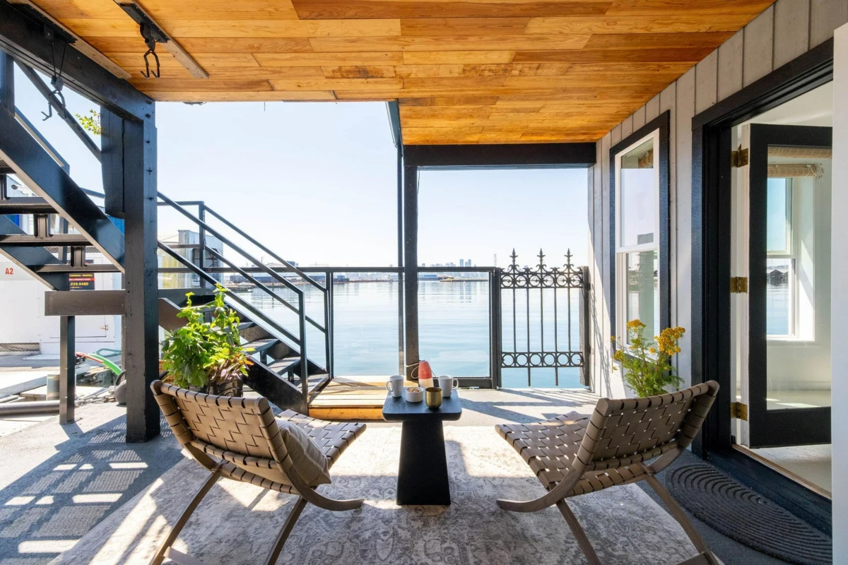 Front Yard Photo of A27 415 W Esplanade Avenue, North Vancouver, BC