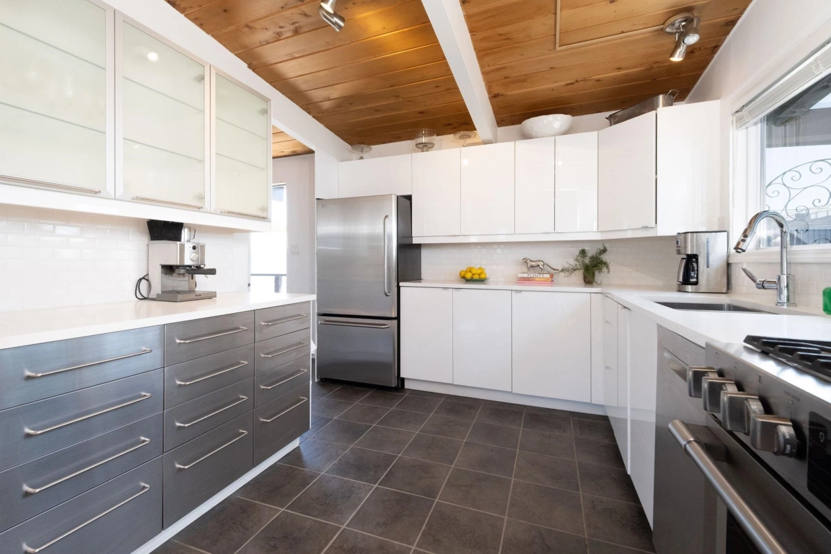 Guest Bathroom Photo of A27 415 W Esplanade Avenue, North Vancouver, BC