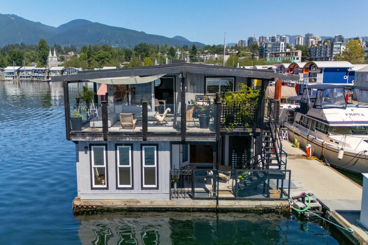 Hot Tub / Spa Photo of A27 415 W Esplanade Avenue, North Vancouver, BC