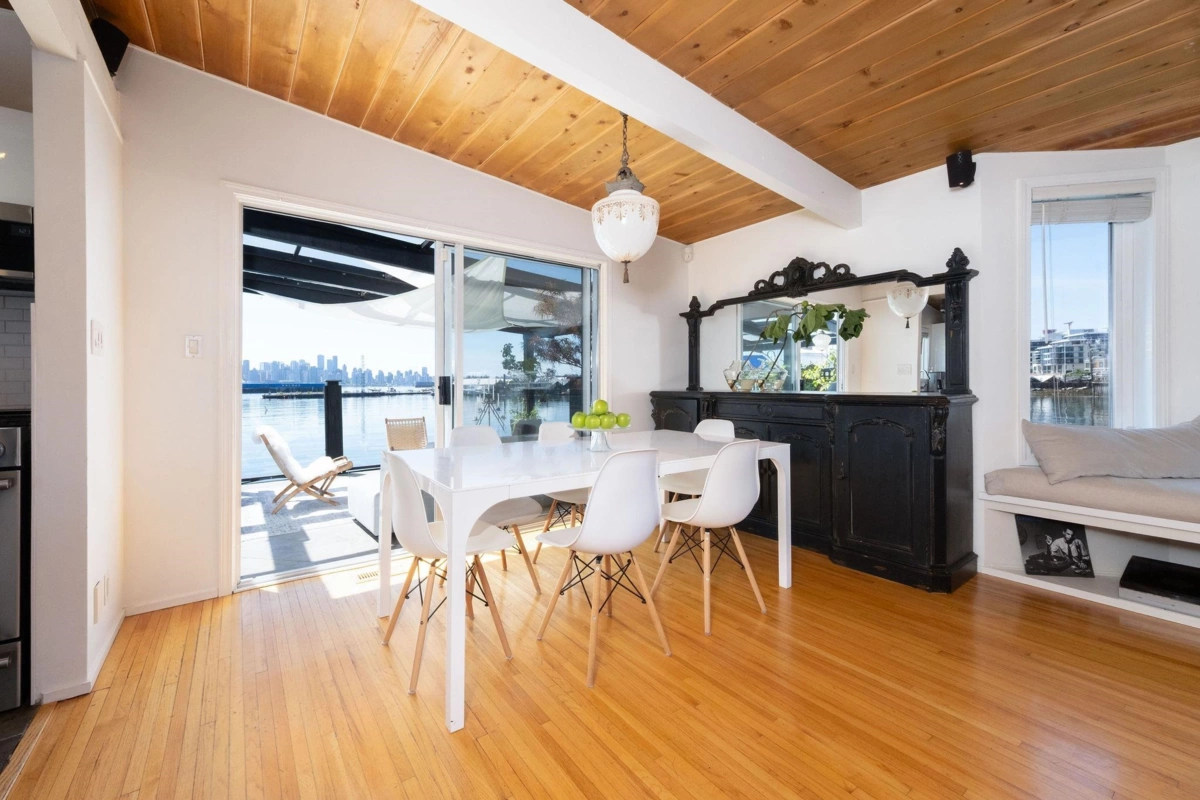Mudroom Photo of A27 415 W Esplanade Avenue, North Vancouver, BC