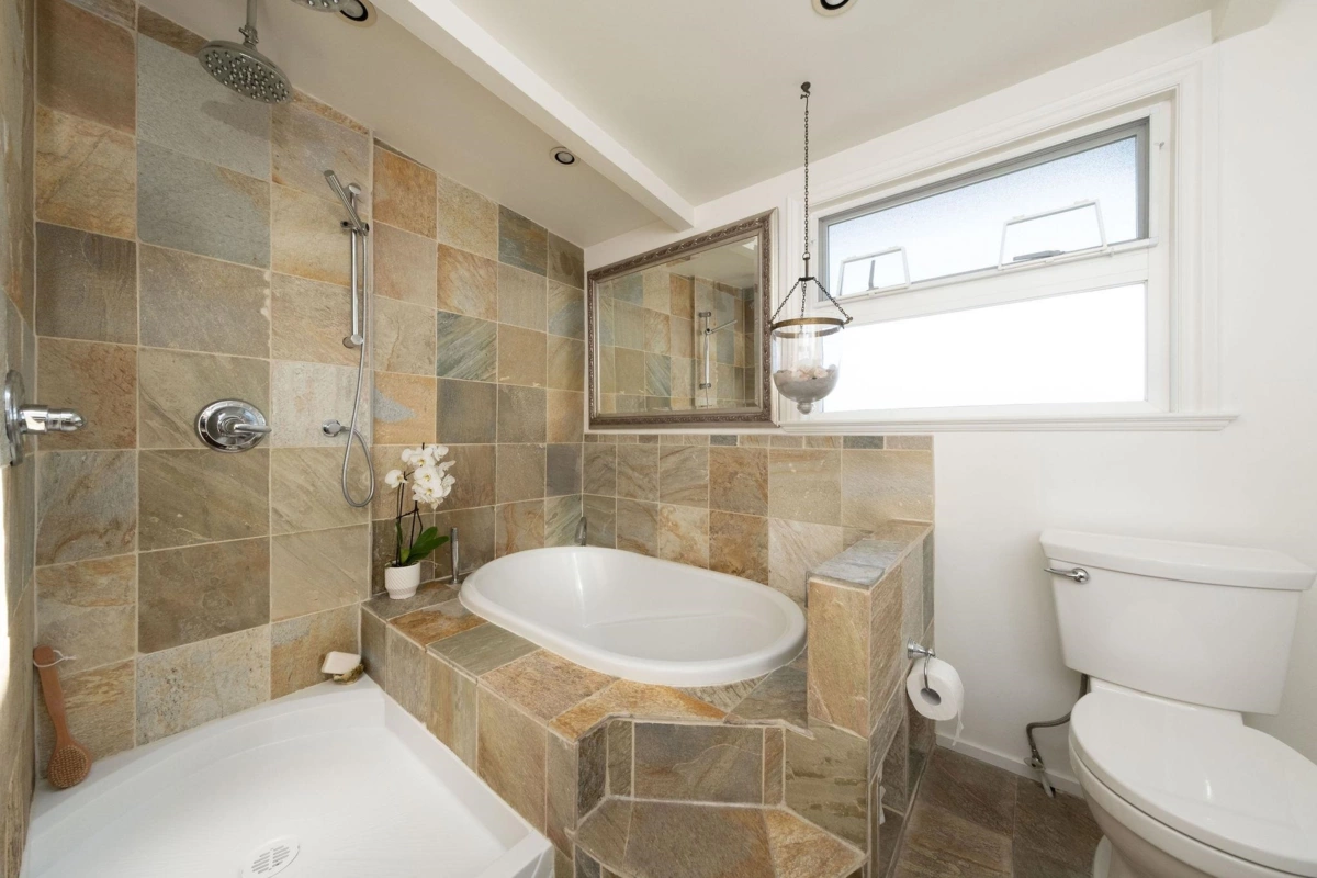 Outdoor Deck Photo of A27 415 W Esplanade Avenue, North Vancouver, BC