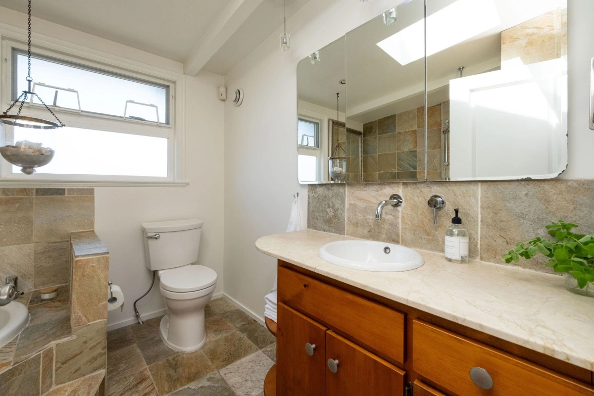 Outdoor Patio Photo of A27 415 W Esplanade Avenue, North Vancouver, BC