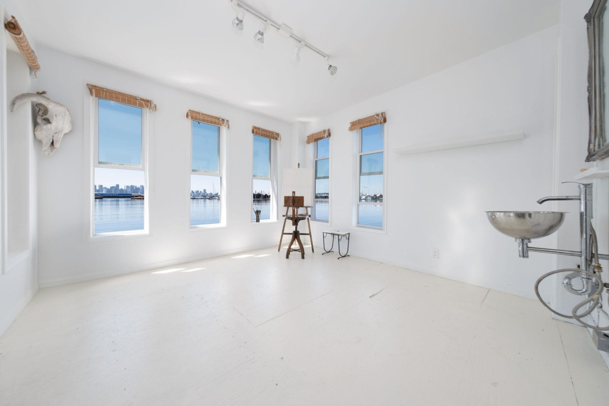 Primary Bathroom Photo of A27 415 W Esplanade Avenue, North Vancouver, BC