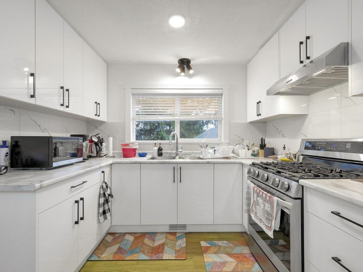 Kitchen Island Photo of 13229 87b Avenue, Surrey, BC
