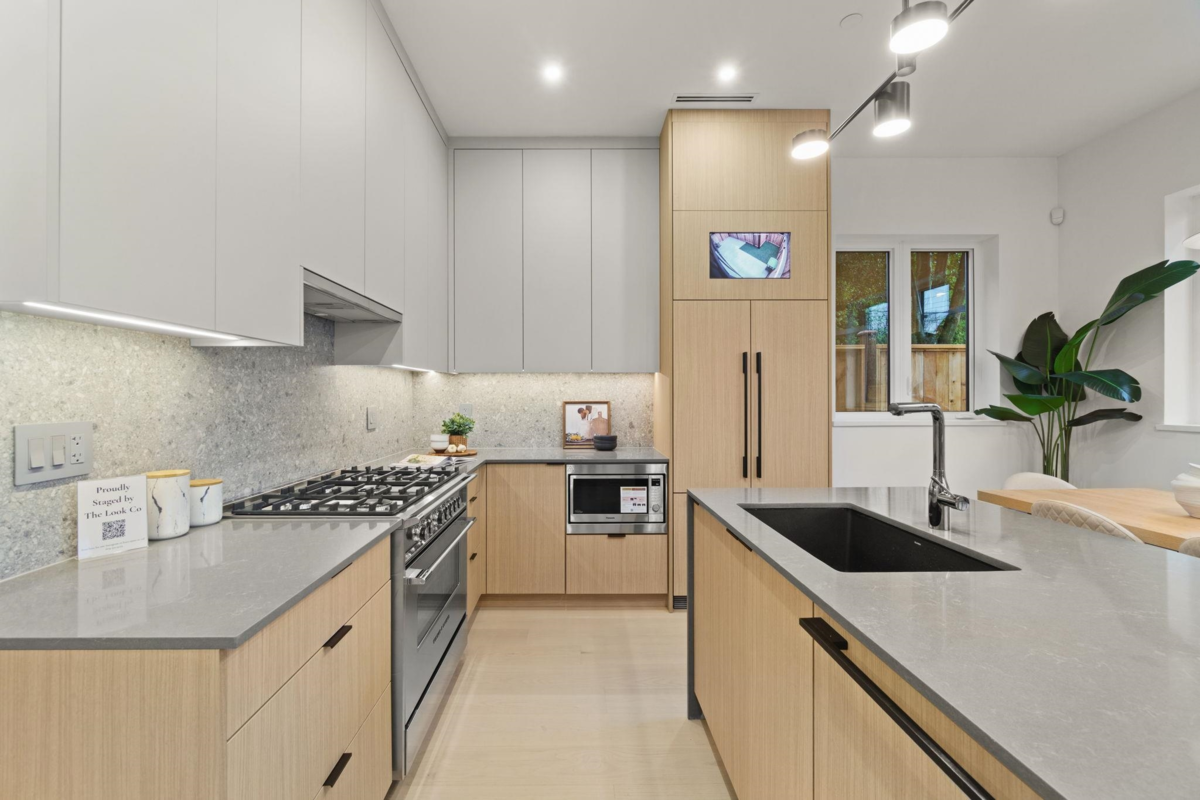 Family Room Photo of 2 1945 E 13th Avenue, Vancouver, BC