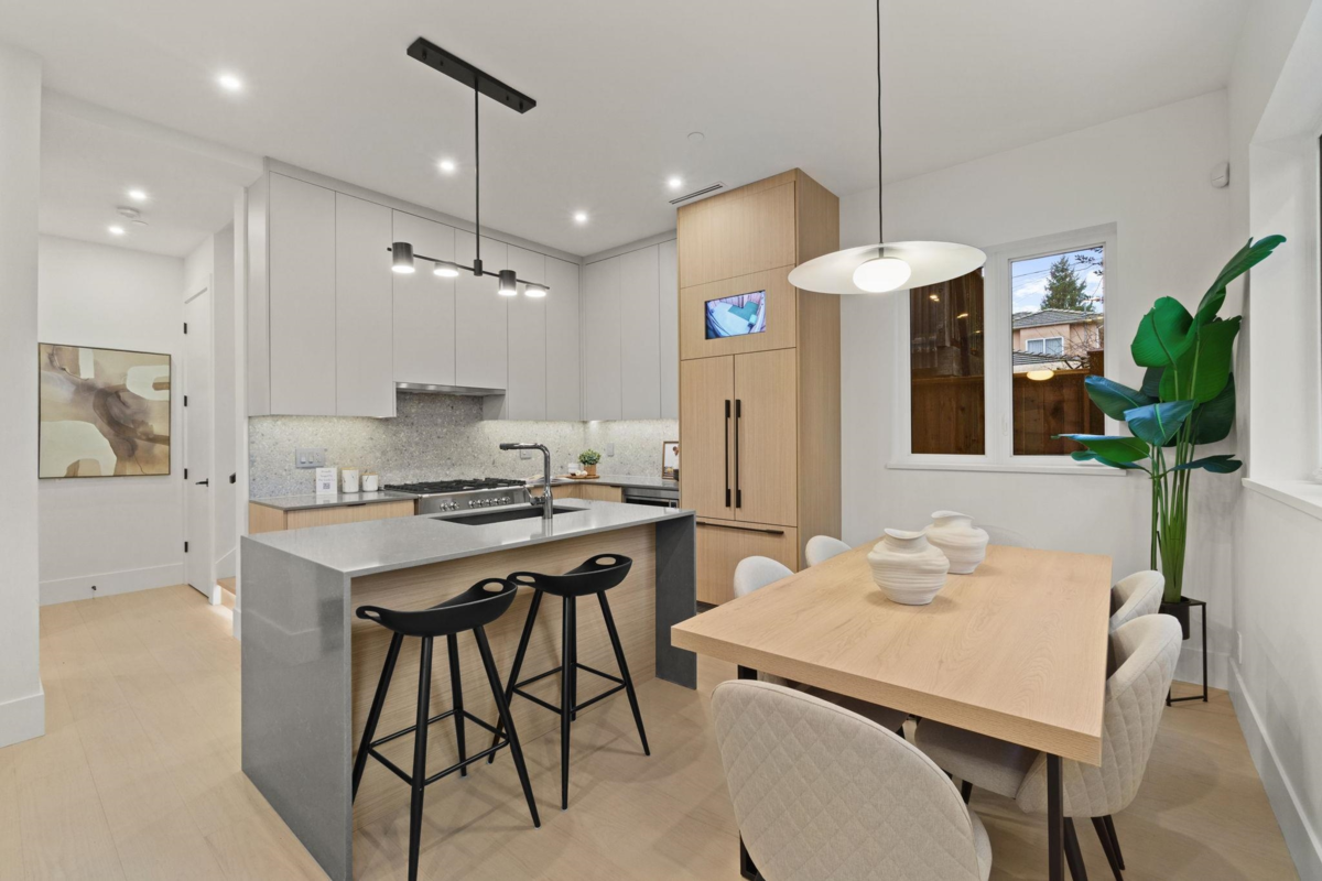 Living Room Photo of 2 1945 E 13th Avenue, Vancouver, BC