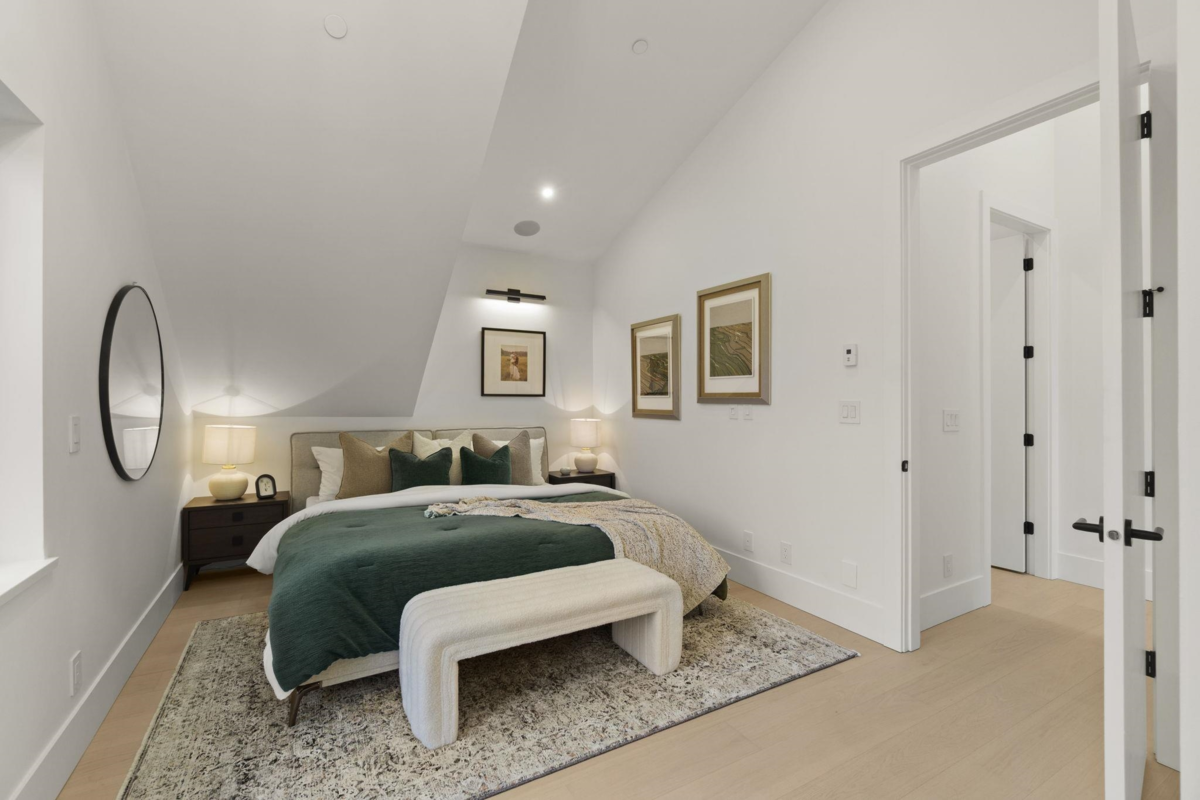 Primary Bathroom Photo of 2 1945 E 13th Avenue, Vancouver, BC