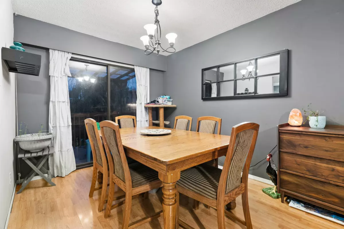 Kitchen Island Photo of 31911 Starling Avenue, Mission, BC