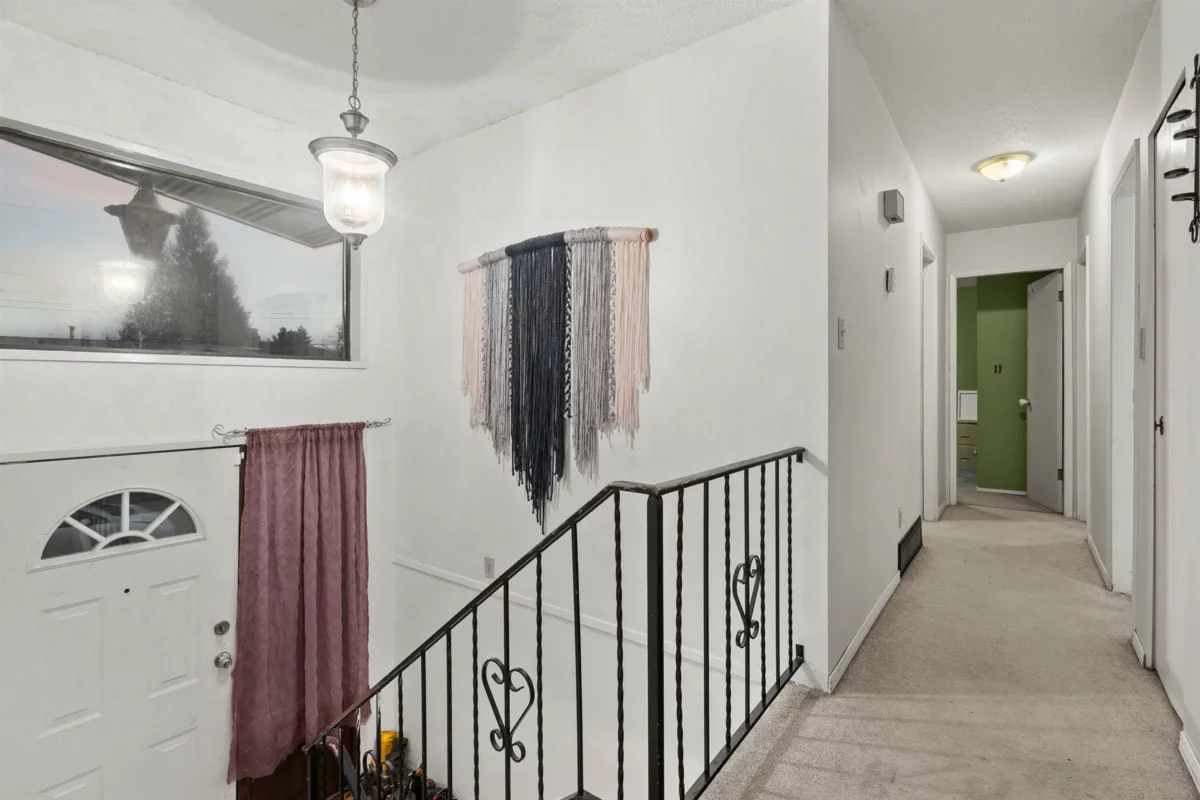 Living Room Photo of 31911 Starling Avenue, Mission, BC