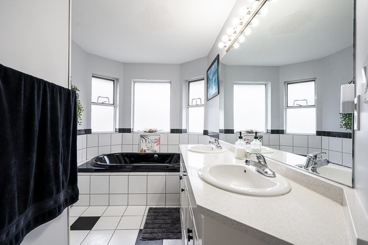 Laundry Room Photo of 6655 123a Street, Surrey, BC