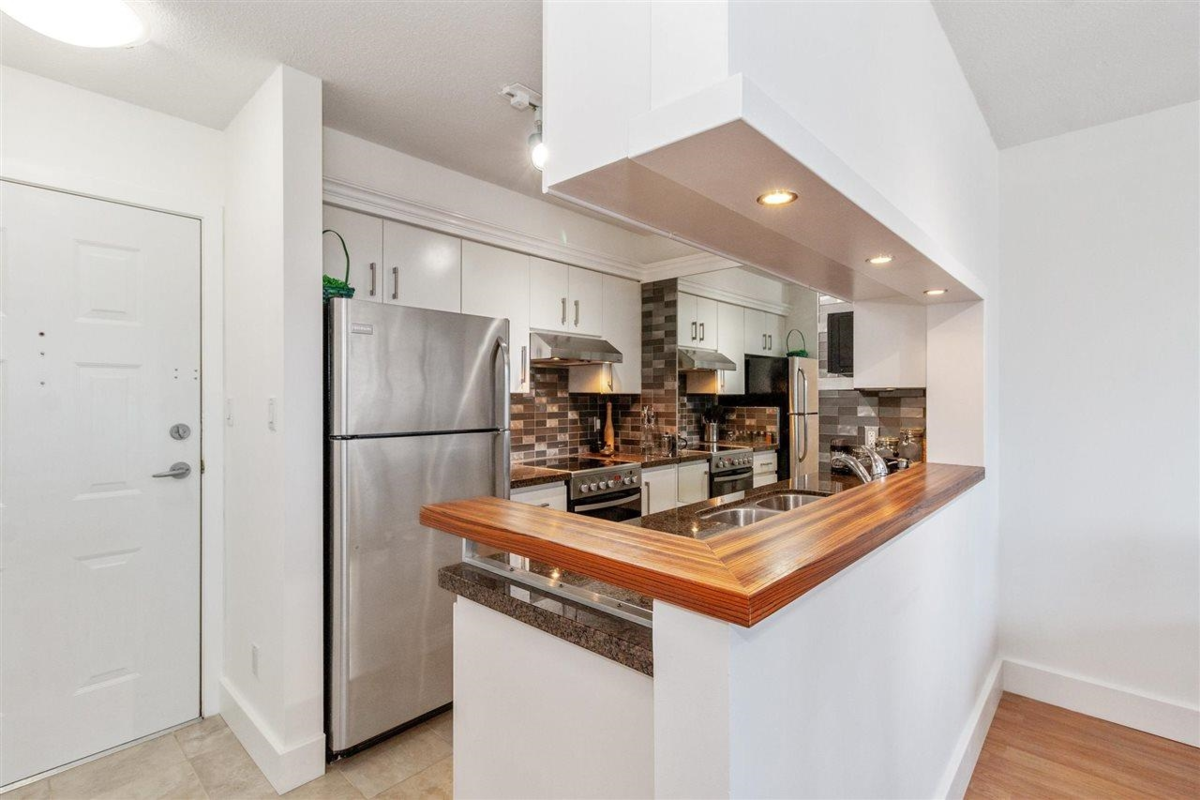 Dining Area Photo of 1001 3455 Ascot Place, Vancouver, BC
