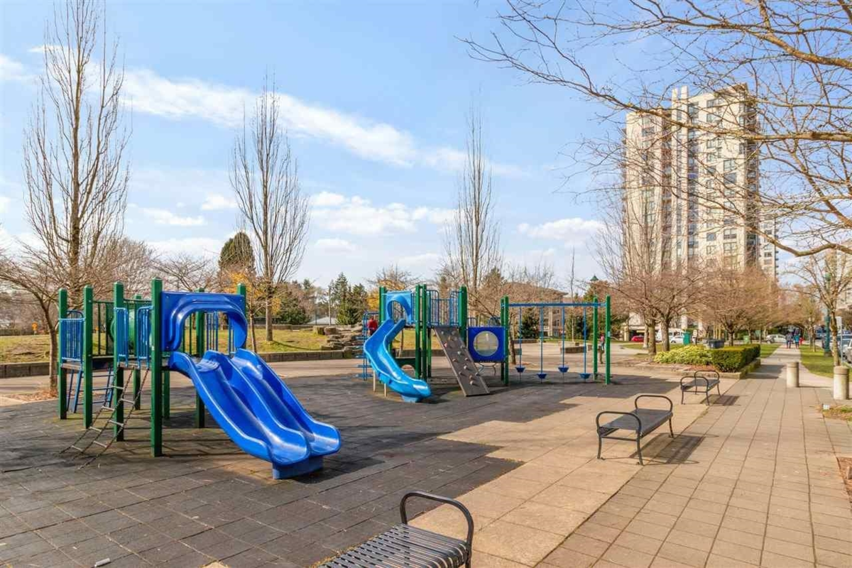 Guest Bathroom Photo of 1001 3455 Ascot Place, Vancouver, BC