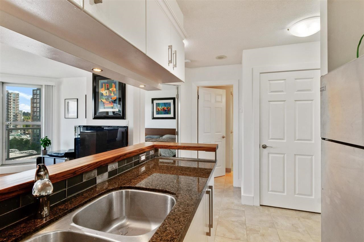 Kitchen Island Photo of 1001 3455 Ascot Place, Vancouver, BC