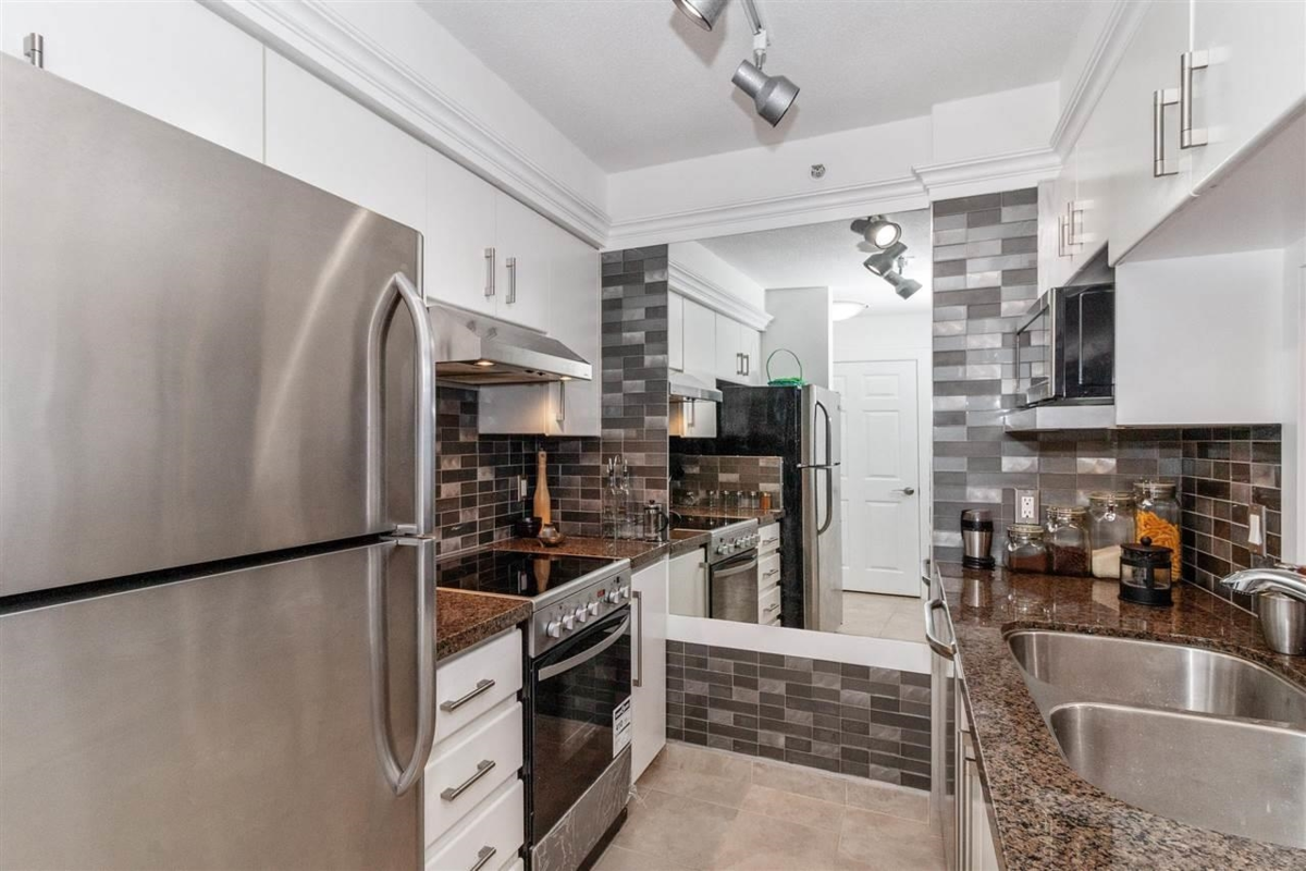 Kitchen Photo of 1001 3455 Ascot Place, Vancouver, BC