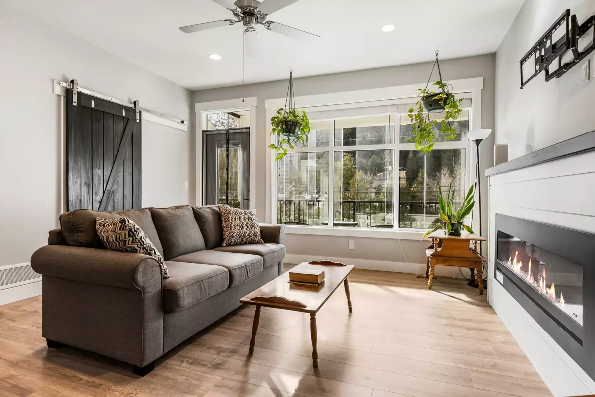 Kitchen Island Photo of 22 386 Pine Avenue, Harrison Hot Springs, BC