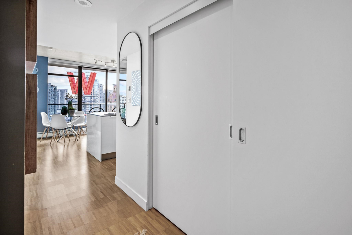 Entry Foyer Photo of 2105 108 W Cordova Street, Vancouver, BC