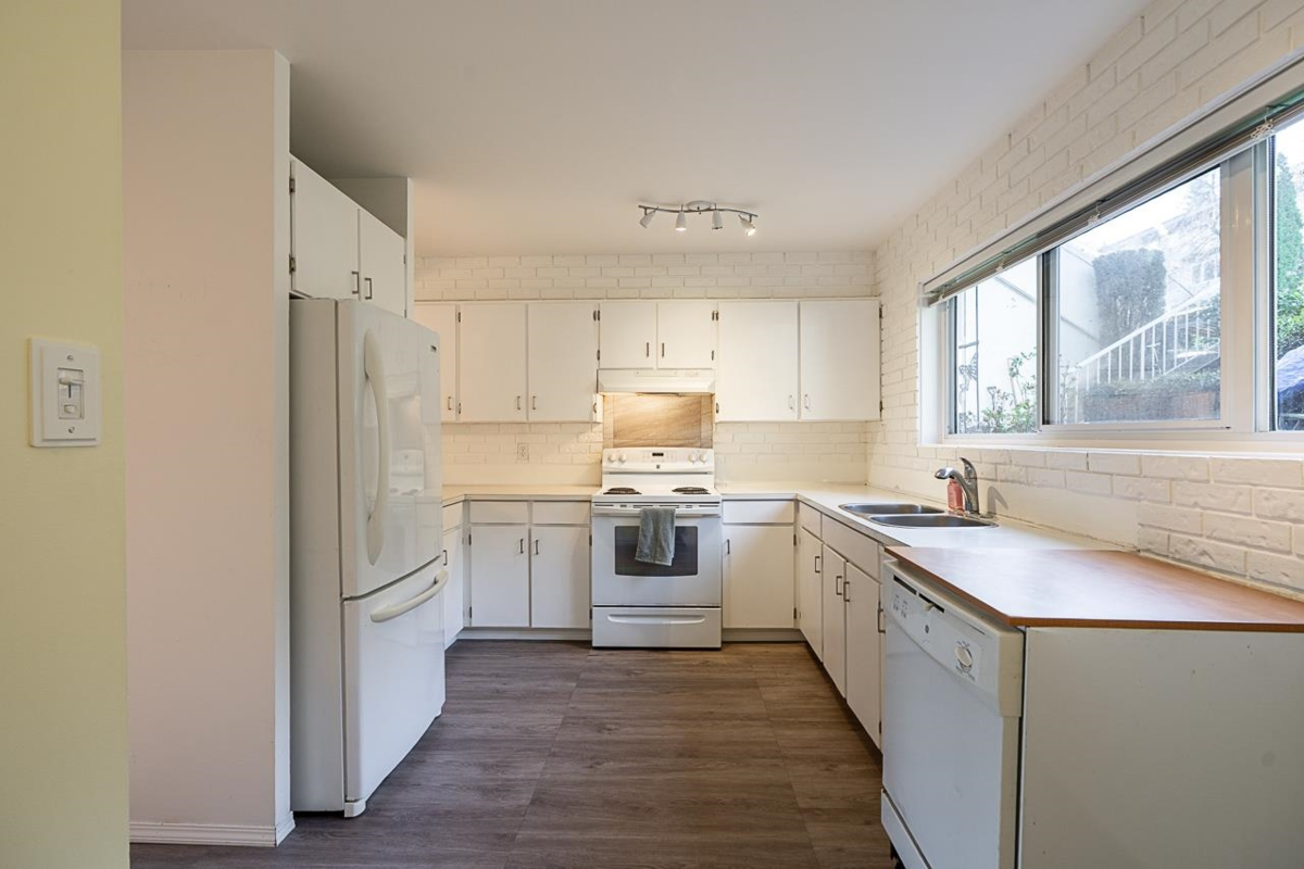 Breakfast Nook Photo of 1031 Cecile Drive, Port Moody, BC