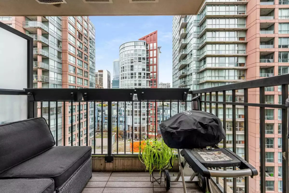 Guest Bathroom Photo of 1203 969 Richards Street, Vancouver, BC