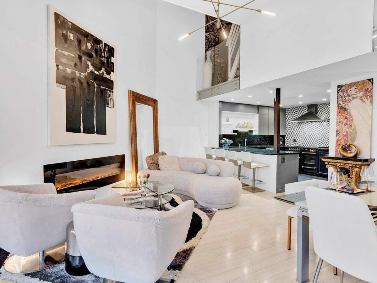 Breakfast Nook Photo of 1306 33 Chesterfield Place, North Vancouver, BC