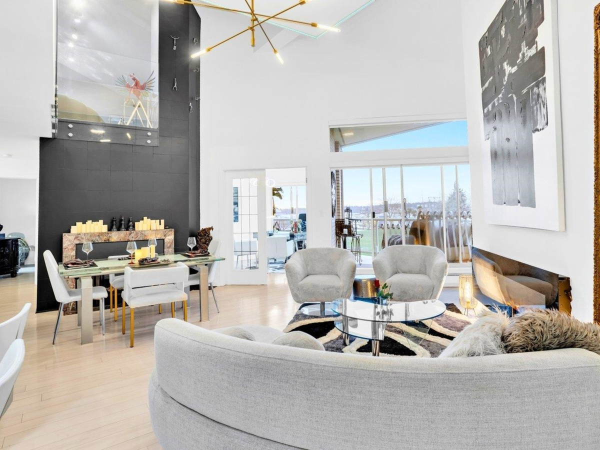 Entry Foyer Photo of 1306 33 Chesterfield Place, North Vancouver, BC