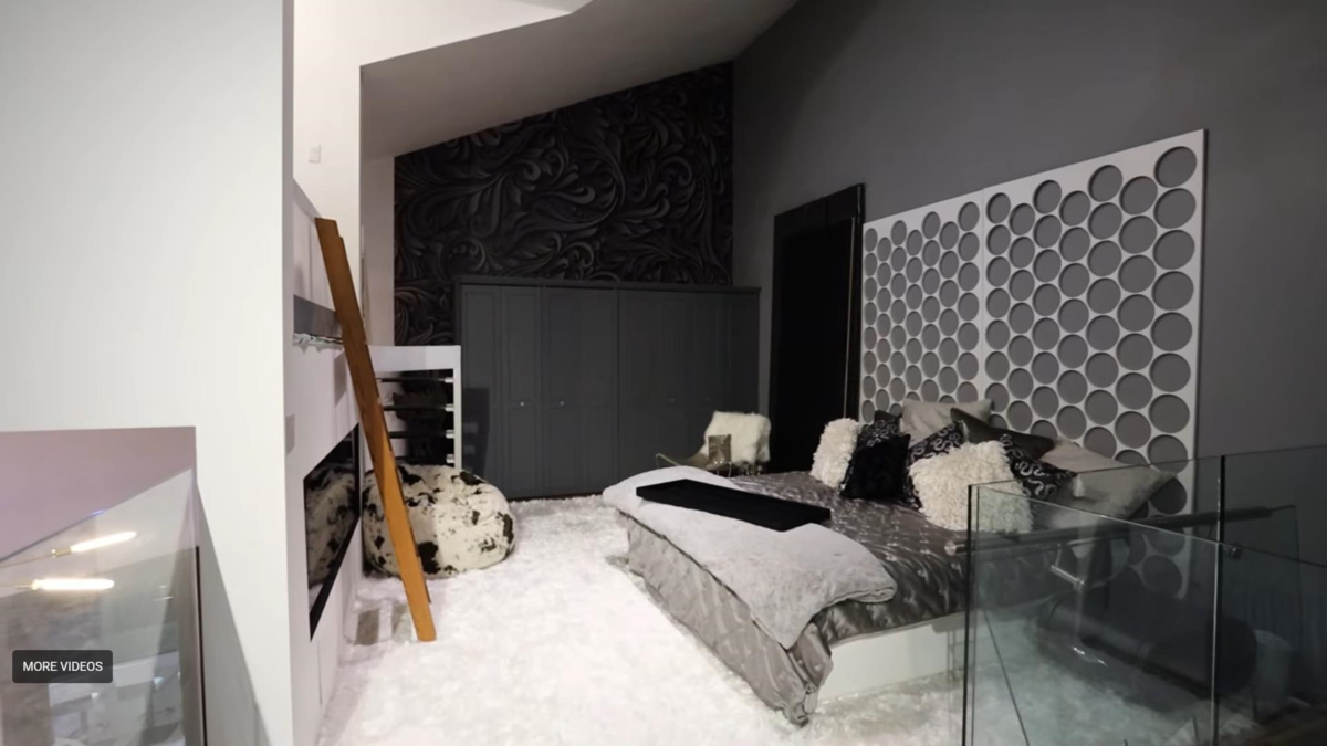 Front Yard Photo of 1306 33 Chesterfield Place, North Vancouver, BC