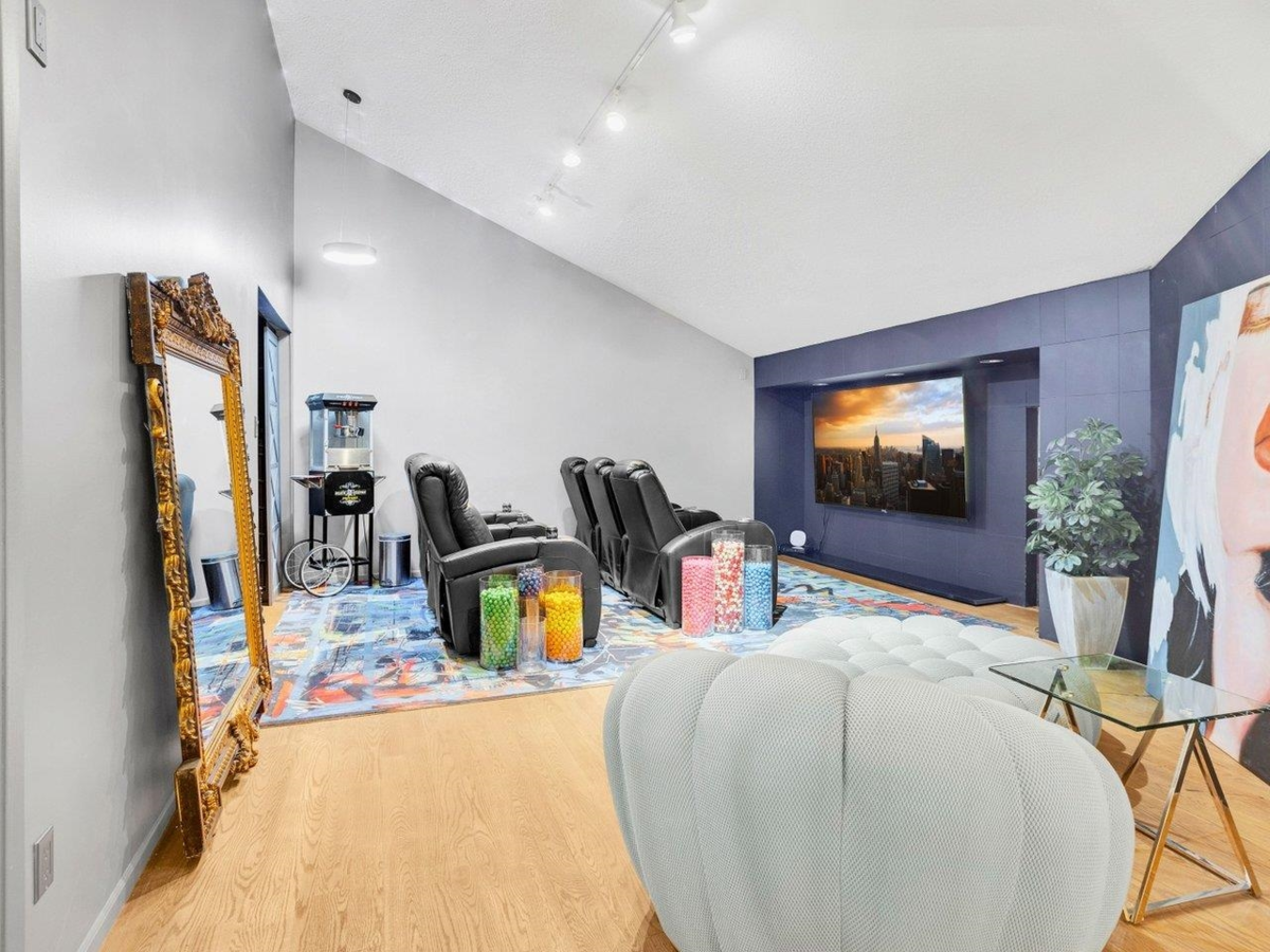 Guest Bathroom Photo of 1306 33 Chesterfield Place, North Vancouver, BC