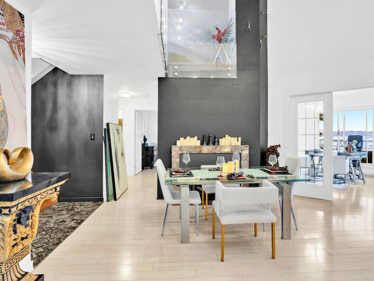 Hallway Photo of 1306 33 Chesterfield Place, North Vancouver, BC