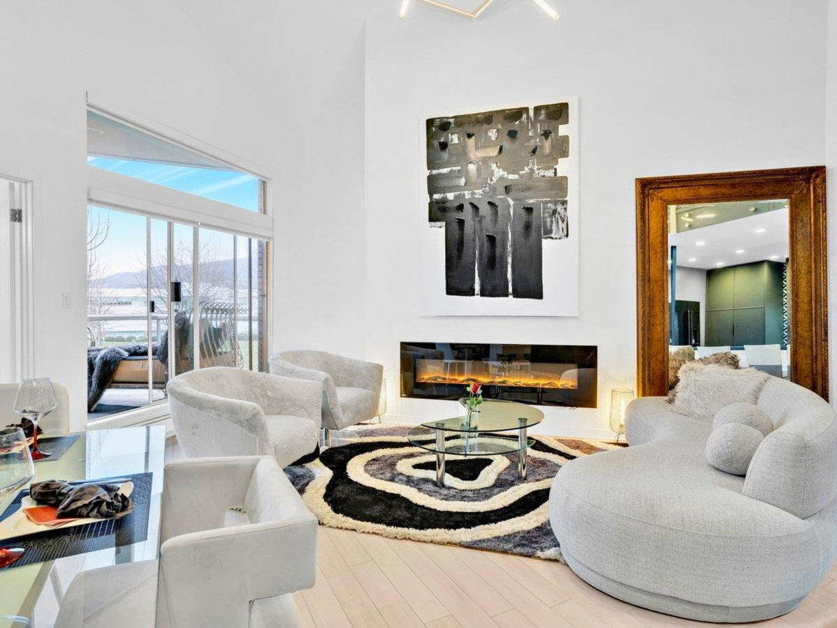 Kitchen Island Photo of 1306 33 Chesterfield Place, North Vancouver, BC