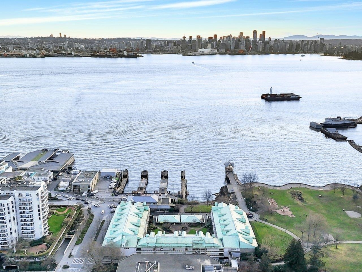 Living Room Photo of 1306 33 Chesterfield Place, North Vancouver, BC